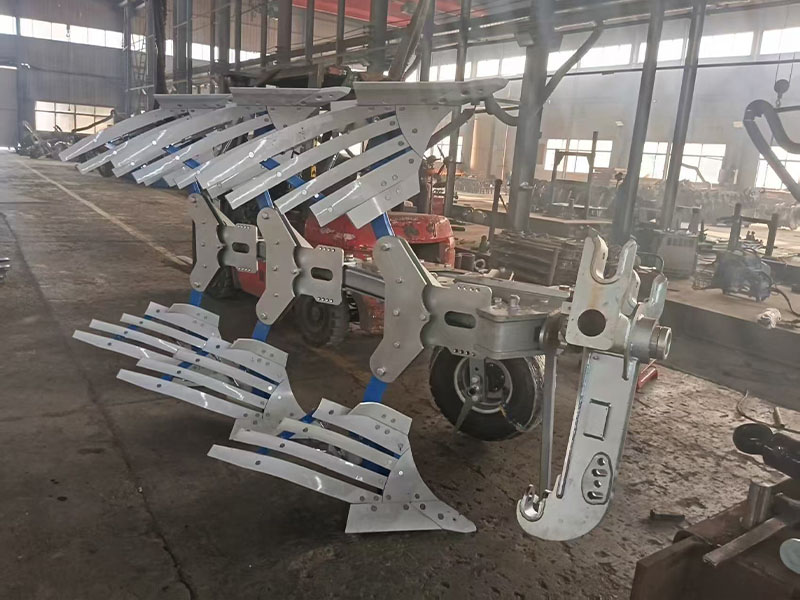 三铧液压翻转犁