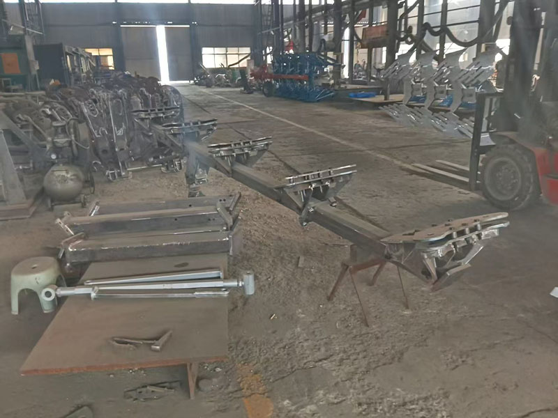 五铧液压翻转犁组装